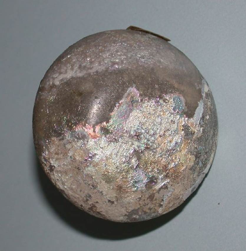 VI.9.1 Glass perfume bottle, base. Height 0.072m, diameter 0.048m.  OA 2800 Balsamaire, musée Condé, photo RMN © R.G. Ojeda