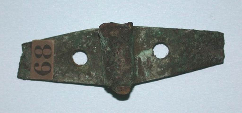 VI.9.1 Bronze furniture hinge, view 1. Length 0.054m.  OA 2801 Elément de mobilier : charnière, musée Condé, photo RMN © R.G. Ojeda