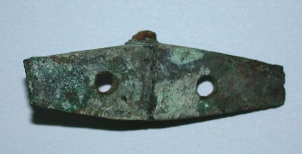 VI.9.1 Bronze furniture hinge, view 2. Length 0.054m.  OA 2801 Elément de mobilier : charnière, musée Condé, photo RMN © R.G. Ojeda