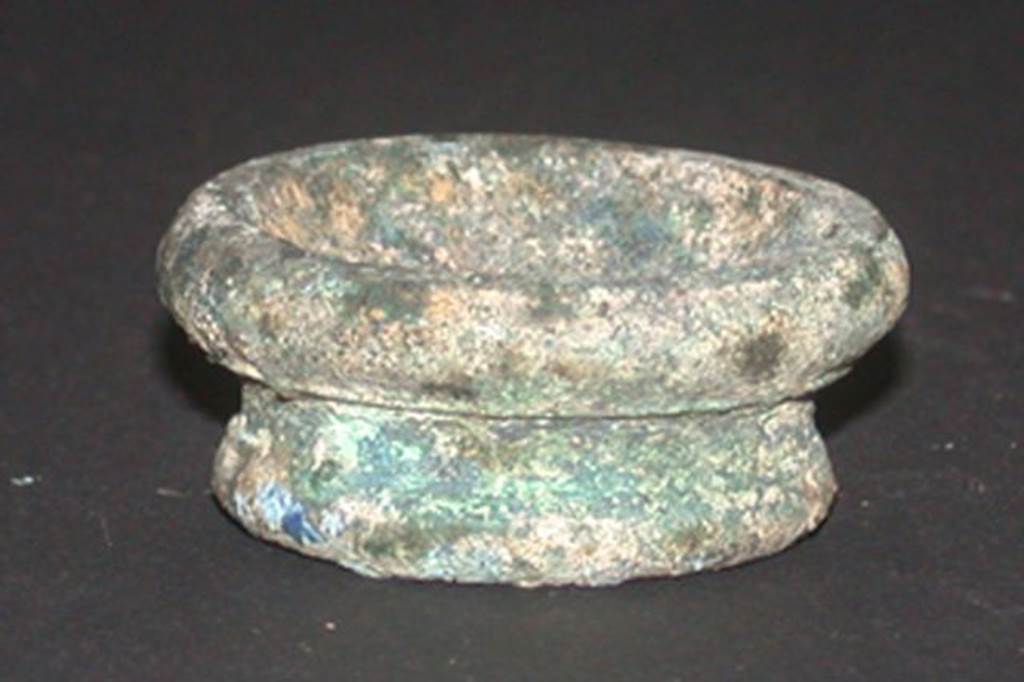 VI.9.1 Bronze foot.  Height 0.015m, diameter 0.03m.  OA 2802 Element de mobilier : trois bases, musée Condé, photo RMN © R.G. Ojeda