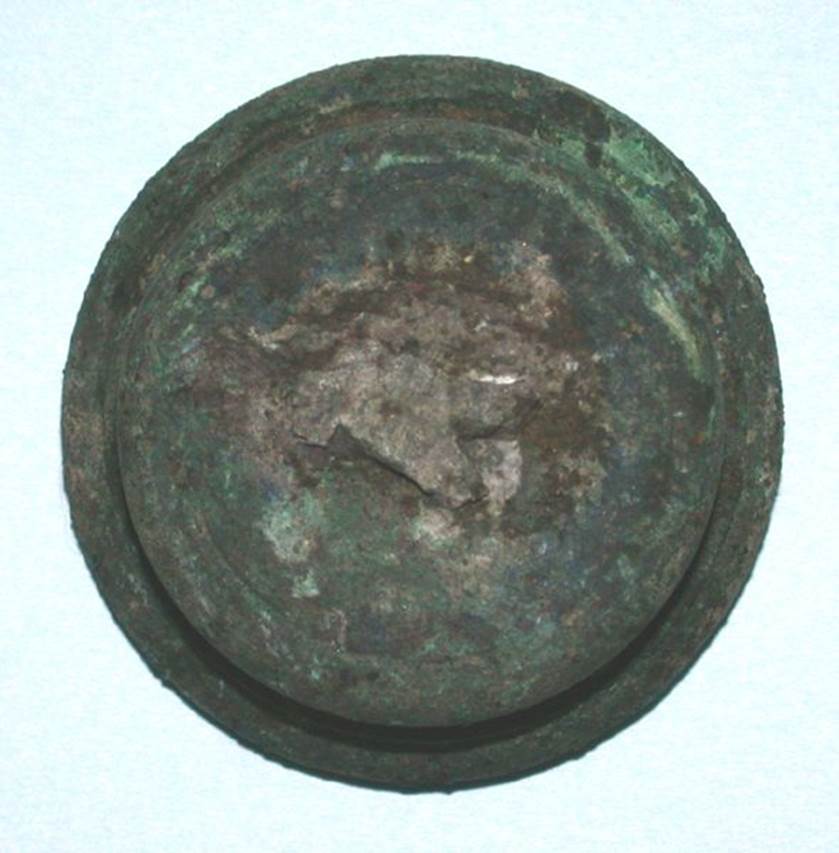 VI.9.1 Bronze foot.  Height 0.015m, diameter 0.03m.  OA 2803a Element de mobilier : trois bases, musée Condé, photo RMN © R.G. Ojeda