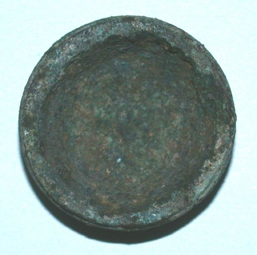 VI.9.1 Bronze foot.  Height 0.015m, diameter 0.03m.  OA 2803b Element de mobilier : trois bases, musée Condé, photo RMN © R.G. Ojeda