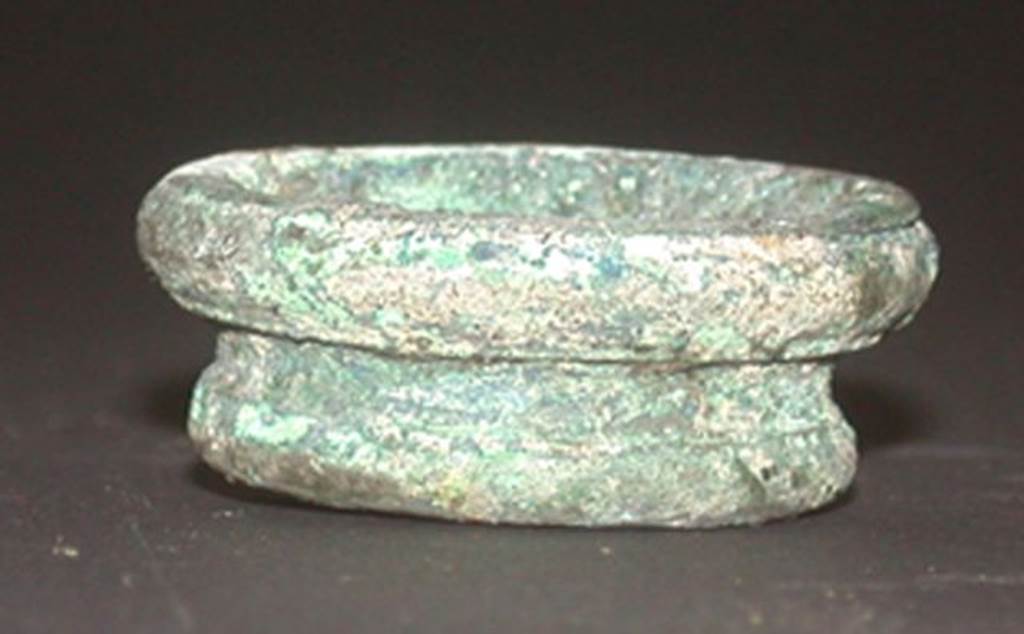 VI.9.1 Bronze foot.  Height 0.015m, diameter 0.03m.  OA 2804 Element de mobilier : trois bases, musée Condé, photo RMN © R.G. Ojeda