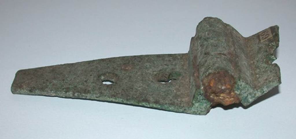 VI.9.1 Bronze hinge.   Length 0.152m.  OA 2805 Elément de mobilier : charnière, musée Condé, photo RMN © R.G. Ojeda