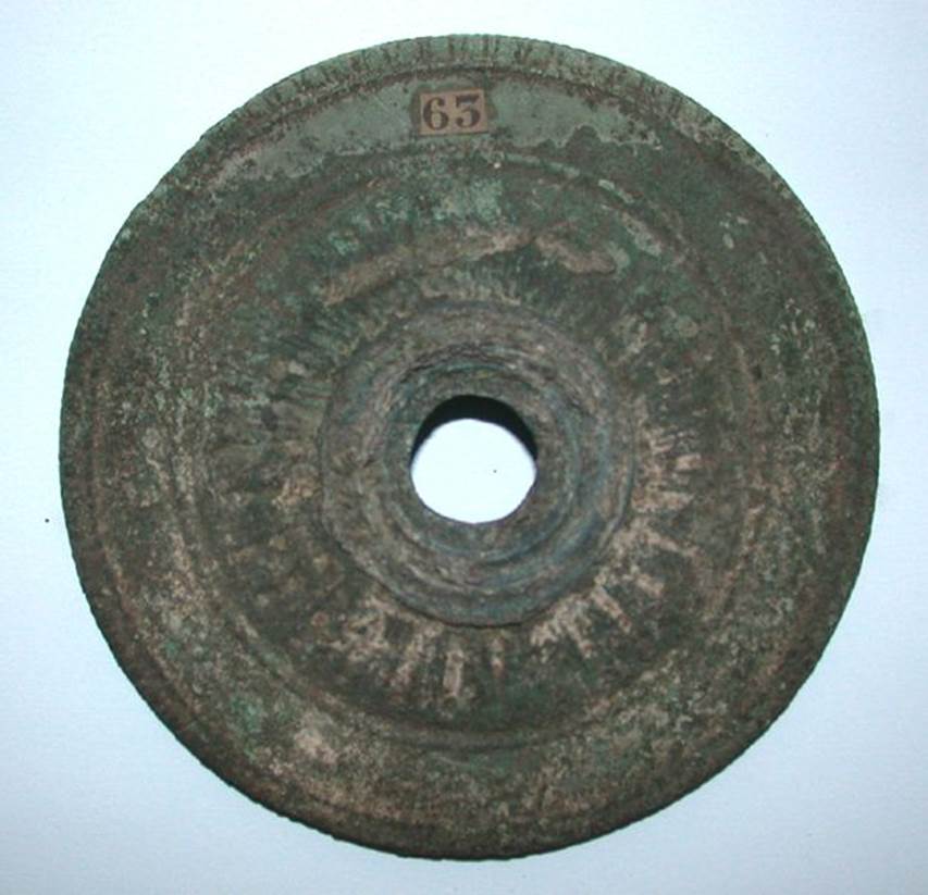 VI.9.1 Bronze disc, possibly part of candelabra?  Side 1. Diameter 0.125m, thickness 0.01m. OA 2806 Elément de mobilier : plateau inférieur de candélabre ? musée Condé, photo RMN © R.G. Ojeda