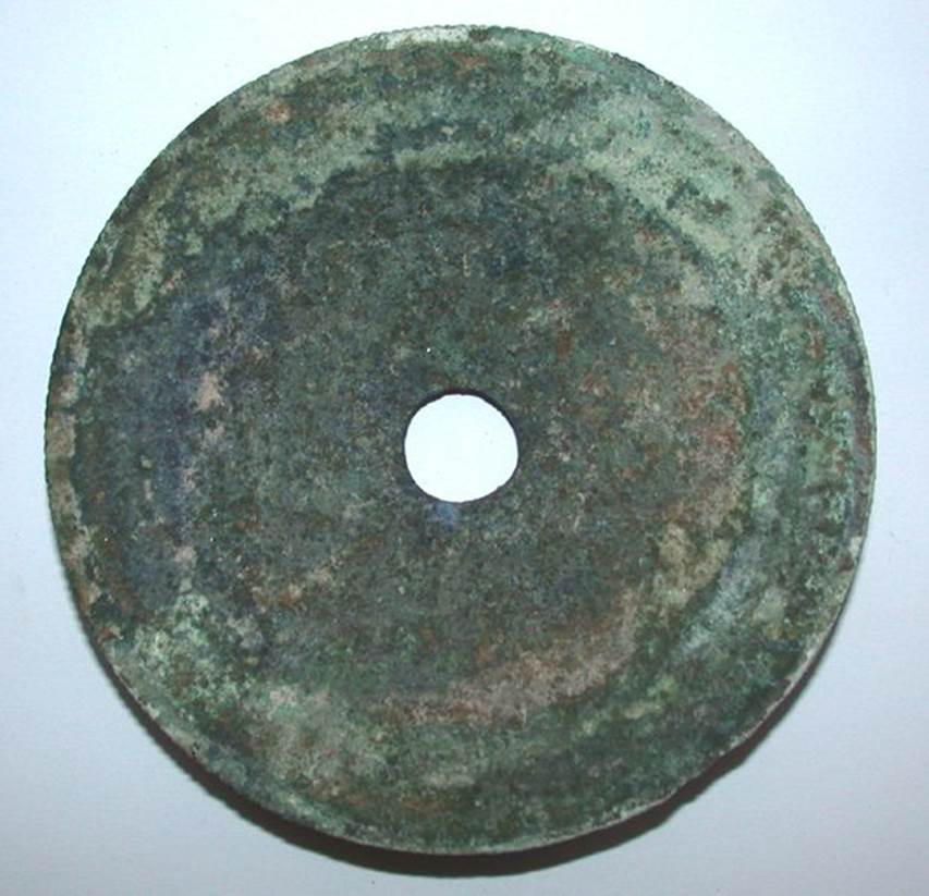 VI.9.1 Bronze disc, possibly part of candelabra? Side 2.  Diameter 0.125m, thickness 0.01m.  OA 2806 Elément de mobilier : plateau inférieur de candélabre ? musée Condé, photo RMN © R.G. Ojeda