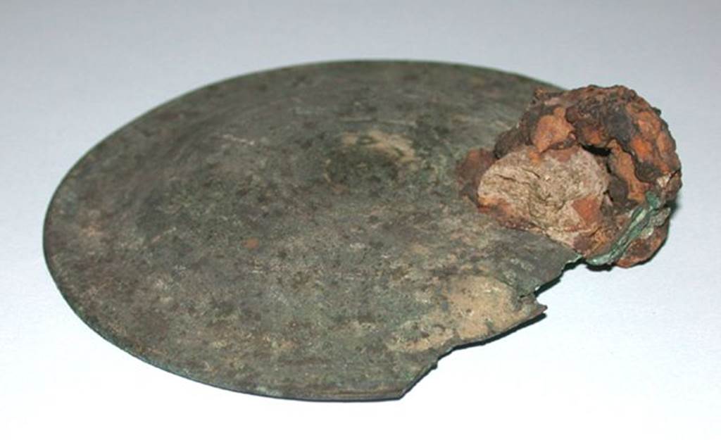 VI.9.1 Convex bronze disc with ring fixed to edge, view 1.  Diameter 0.105m.  OA 2807 Elément de mobilier disque, musée Condé, photo RMN © R.G. Ojeda