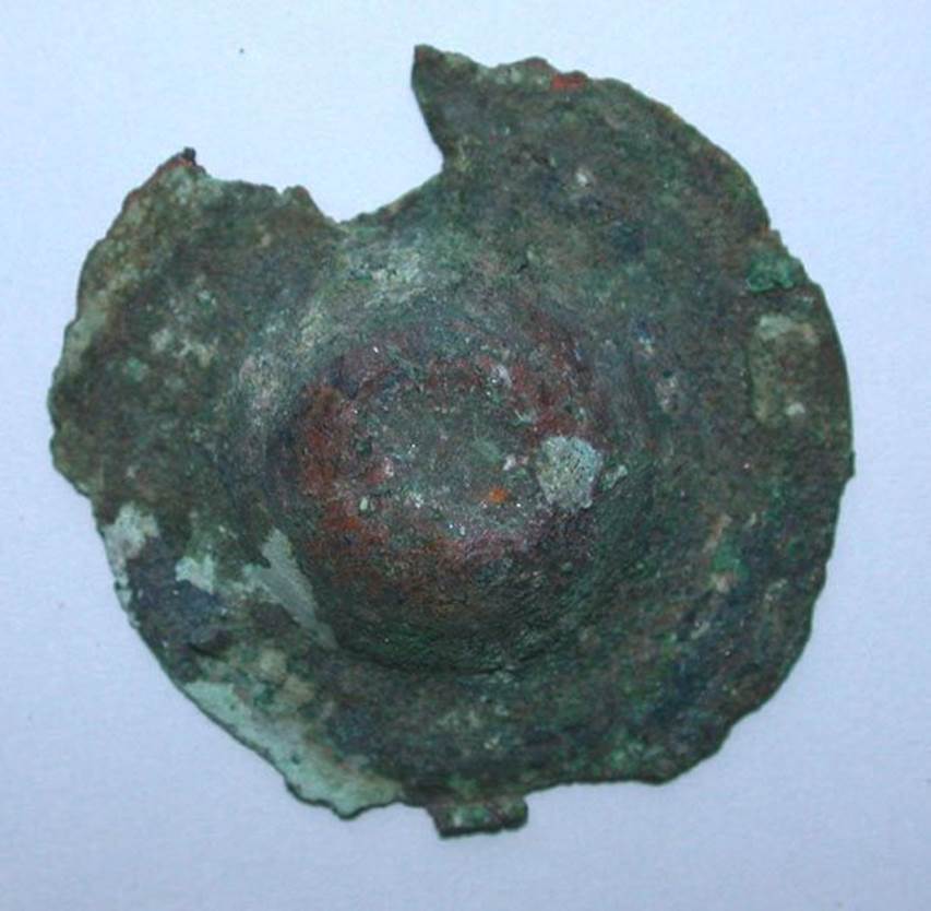 VI.9.1 Small bronze hammered phalère, view 1.  Height 0.007m, diameter 0.033m.  OA 2808 Phalère, musée Condé, photo RMN © R.G. Ojeda