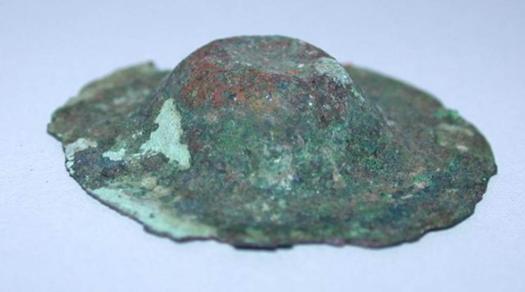 VI.9.1 Small bronze hammered phalère, view 2.  Height 0.007m, diameter 0.033m.  OA 2808 Phalère, musée Condé, photo RMN © R.G. Ojeda