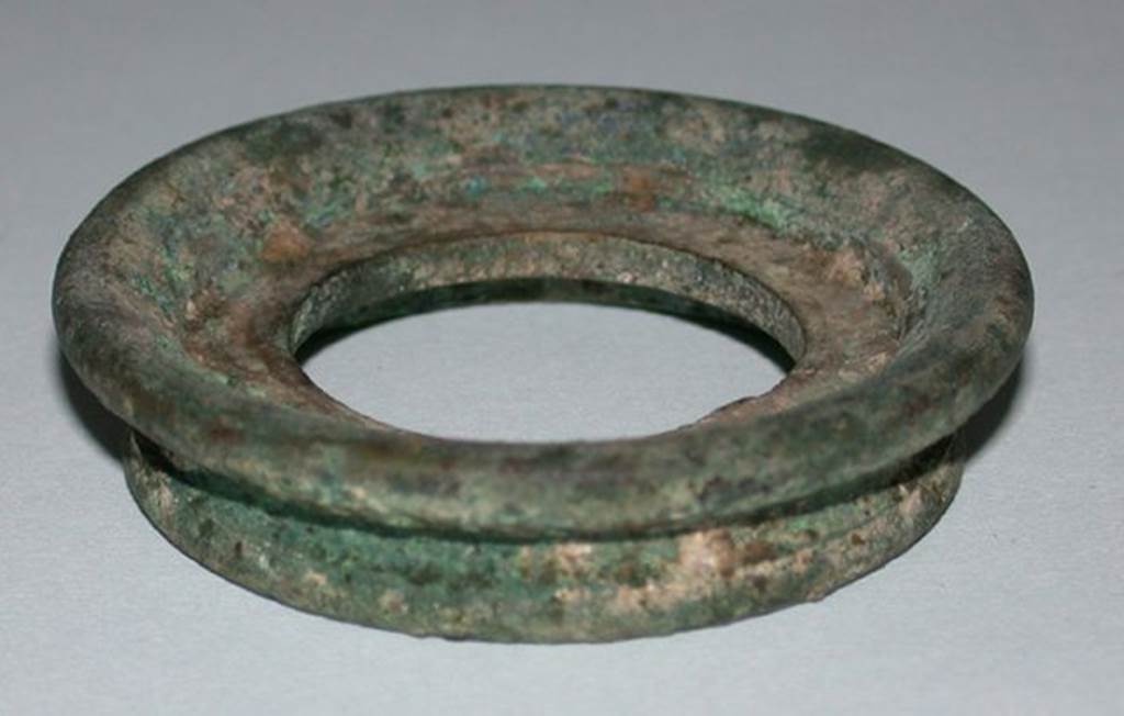 VI.9.1 Unknown bronze object, possibly a vase base or basin base.  Height 0.008m, diameter 0.045m.  OA 2809 Elément circulaire, musée Condé, photo RMN © R.G. Ojeda