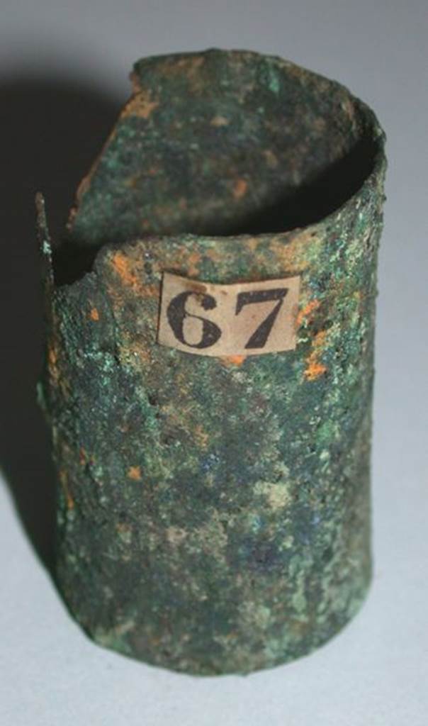 VI.9.1 Bronze Inkpot, view 1.  Height 0.037m, diameter 0.02m.  OA 2810 Encrier ?, musée Condé, photo RMN © R.G. Ojeda