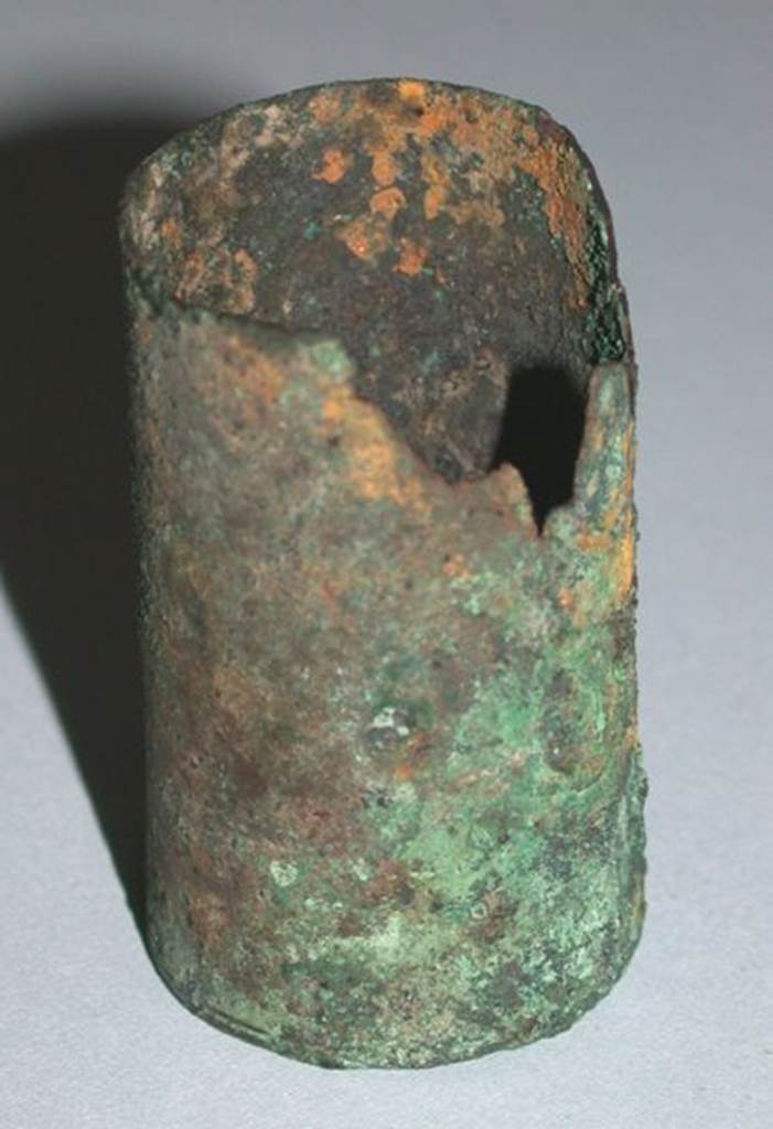 VI.9.1 Bronze Inkpot, view 2.  Height 0.037m, diameter 0.02m.  OA 2810 Encrier ?, musée Condé, photo RMN © R.G. Ojeda