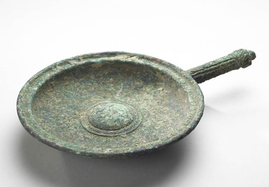 VI.9.1 Bronze Patère.  Length 0.26, diameter 0.16.  OA 2793 Patère, musée Condé, photo RMN © R.G. Ojeda