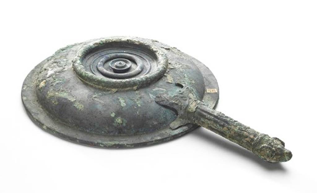 VI.9.1 Bronze Patère, botton view.  Length 0.26, diameter 0.16.  OA 2793 Patère, musée Condé, photo RMN © R.G. Ojeda