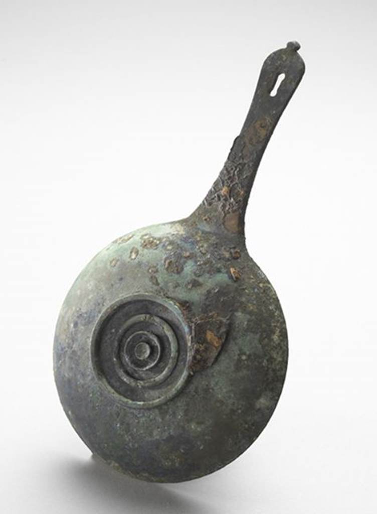 VI.9.1 Pompeii. Shallow bronze patera cast as a single piece, bottom view. Length 0.26m, diameter 0.14m.
OA 2794 Puisoir, musée Condé, photo RMN © R.G. Ojeda