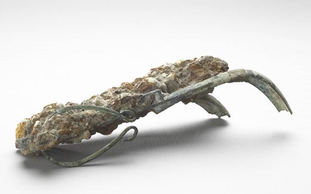 VI.9.1  Two bronze strigiles with hanging ring.  Length 0.226m.  OA 2795 Strigiles, musée Condé, photo RMN © R.G. Ojeda