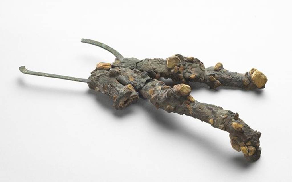 Three bronze strigiles fixed on a ring.  All are broken at the top of their handle.  Maximum length 0.152m.  Width maximum 0.09m.  OA 2796 Strigiles, musée Condé, photo RMN © R.G. Ojeda