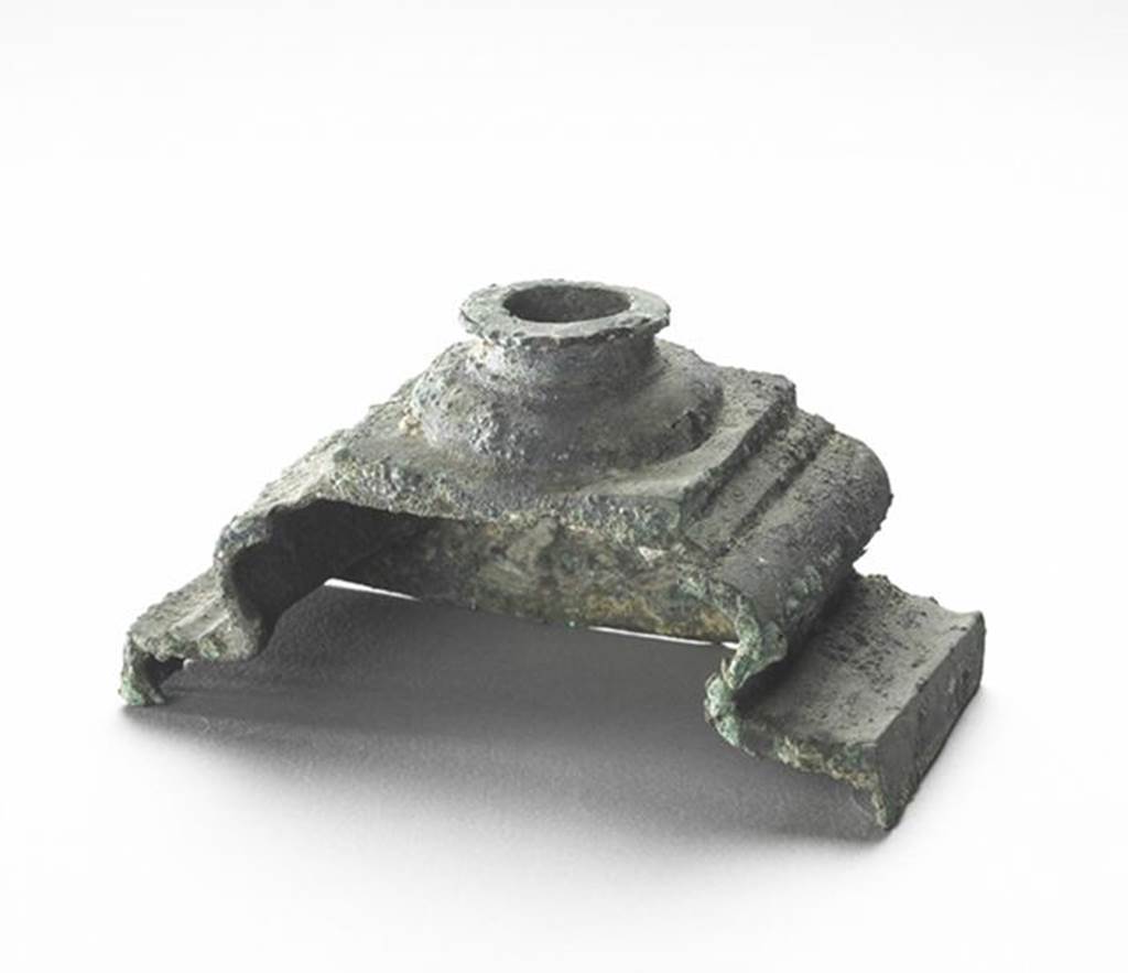 VI.9.1 Bronze base of a turned foot of a banqueting bed.  OA 2798 Elément de mobilier : base de pied de lit, musée Condé, photo RMN © R.G. Ojeda