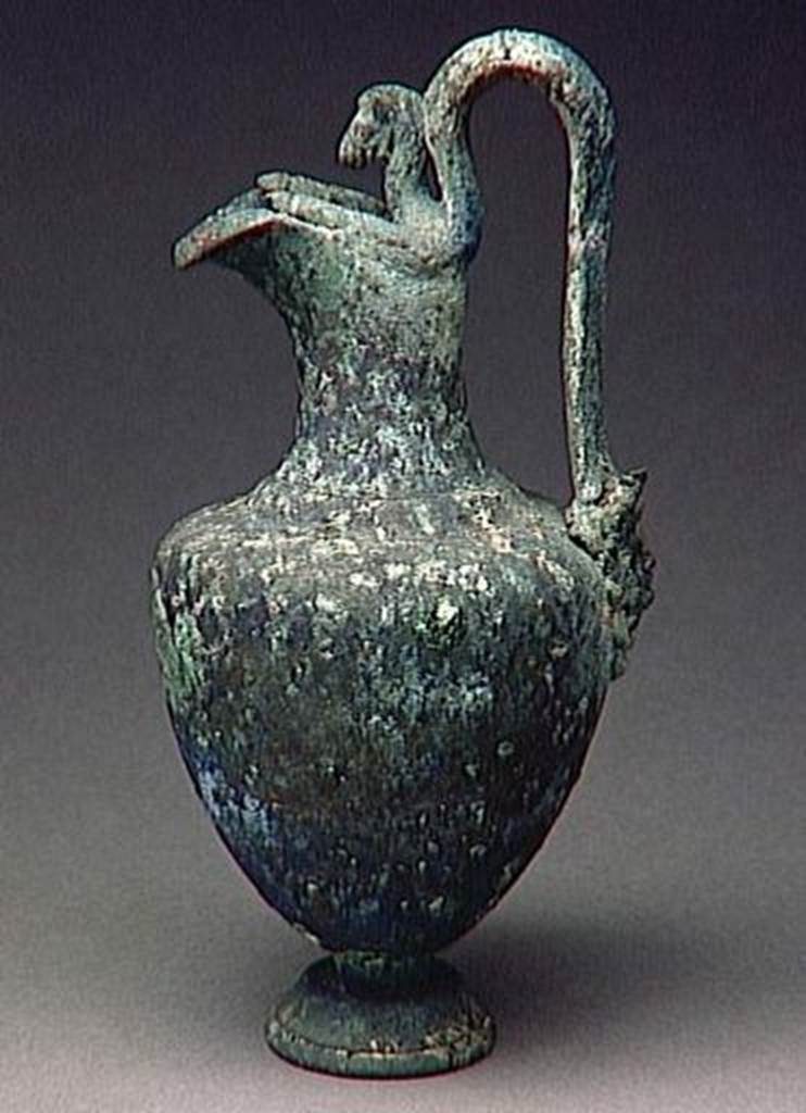 VI.9.1 Bronze jug.  Height 0.25m.  OA 1150 Cruche à embouchure oblique en fer à cheval, musée Condé, photo RMN © R.G. Ojeda
