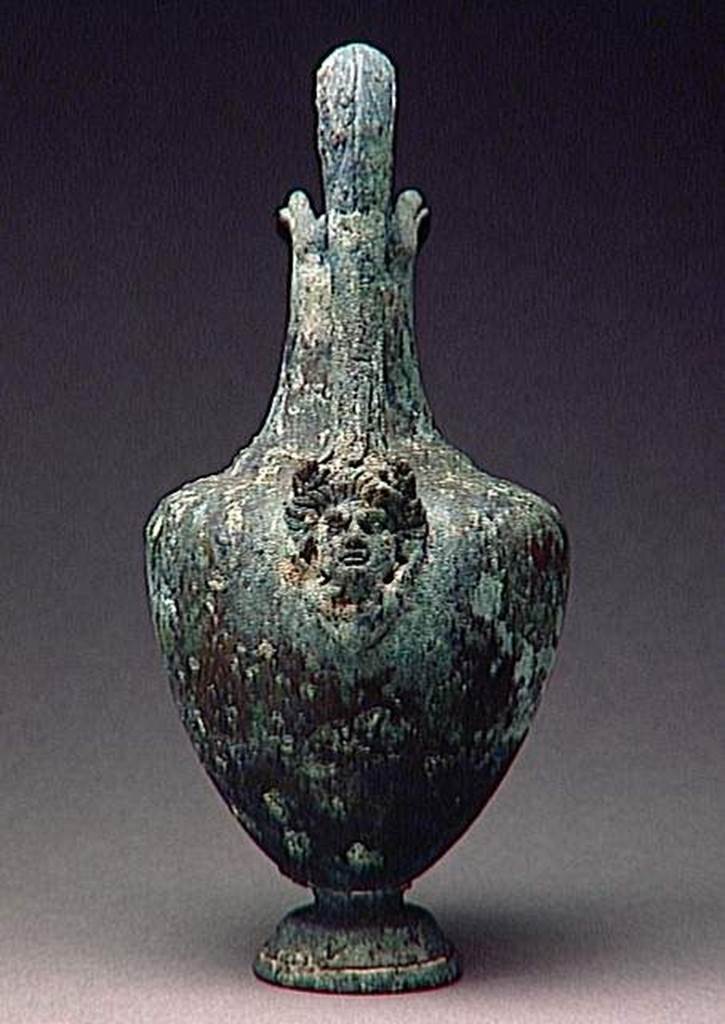 VI.9.1 Bronze jug with head of Gorgon, height 0.25m.  OA 1150 Cruche à embouchure oblique en fer à cheval, musée Condé, photo RMN © R.G. Ojeda