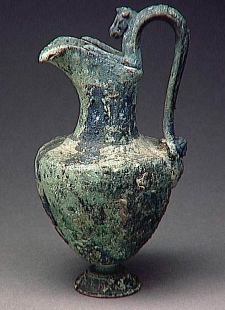 VI.9.1 Bronze jug.  Height 0.21m.  OA 1151 Cruche à embouchure oblique en fer à cheval, musée Condé, photo RMN © R.G. Ojeda