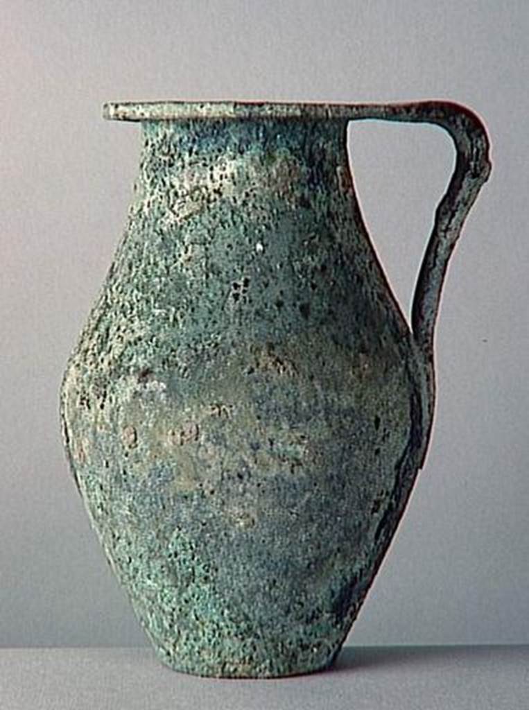 VI.9.1 Bronze jug with vertical handle.  Height 0.185m.  OA 1821 Cruche à une anse verticale, Chantilly, musée Condé, photo RMN © R.G. Ojeda