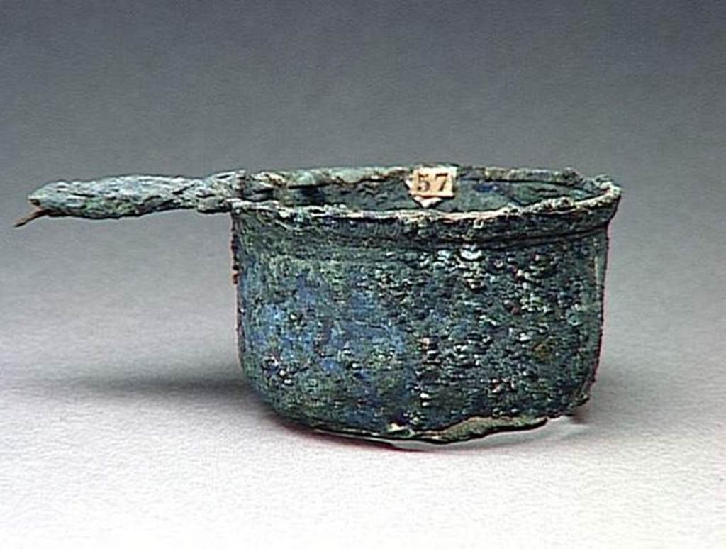 VI.9.1 Bronze Pan, height 0.065m.  OA 1822 Casserole, musée Condé, photo RMN © R.G. Ojeda
