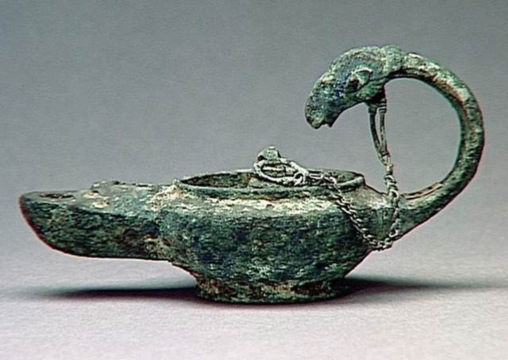 VI.9.1 Bronze lamp.  Height 0.13m, length 0.14m.  OA 1825 Lampe, musée Condé, photo RMN © R.G. Ojeda