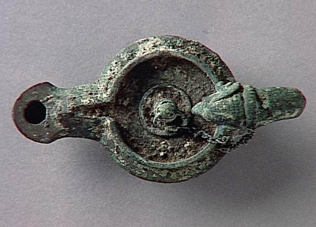 VI.9.1 Bronze lamp.  Height 0.13m, length 0.14m.  OA 1825 Lampe, musée Condé, photo RMN © R.G. Ojeda