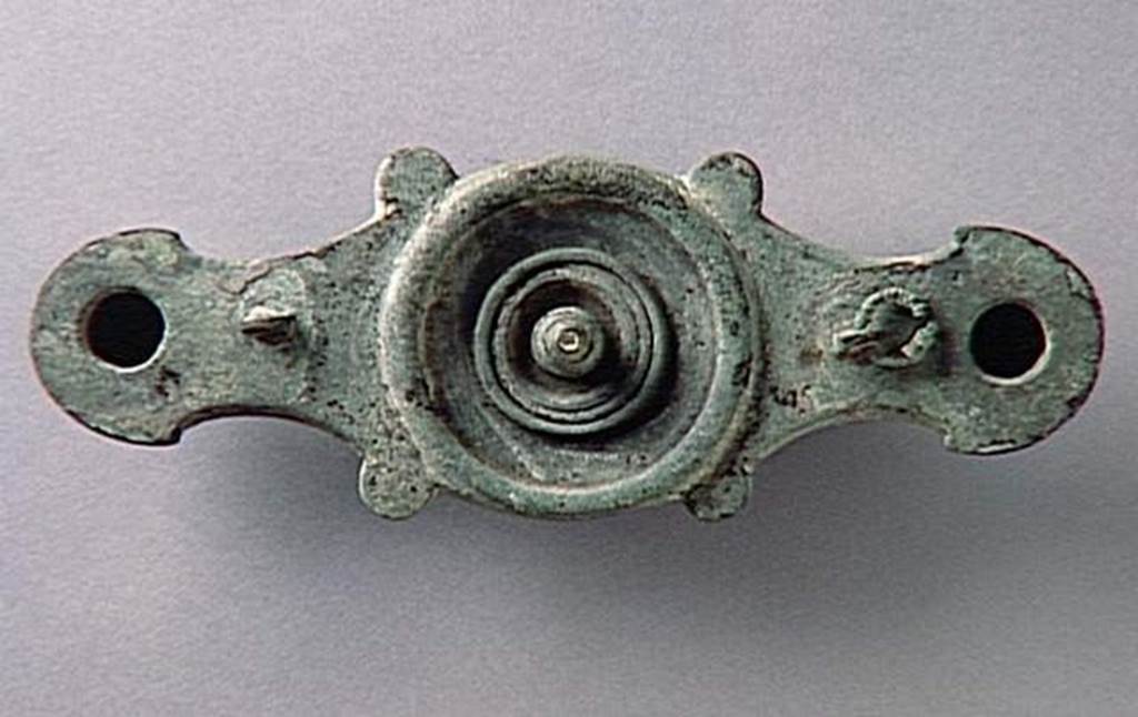 VI.9.1 Bronze lamp with two nozzles.  Height 0.07m, length 0.29m.  OA 1826 Lampe, musée Condé, photo RMN © R.G. Ojeda