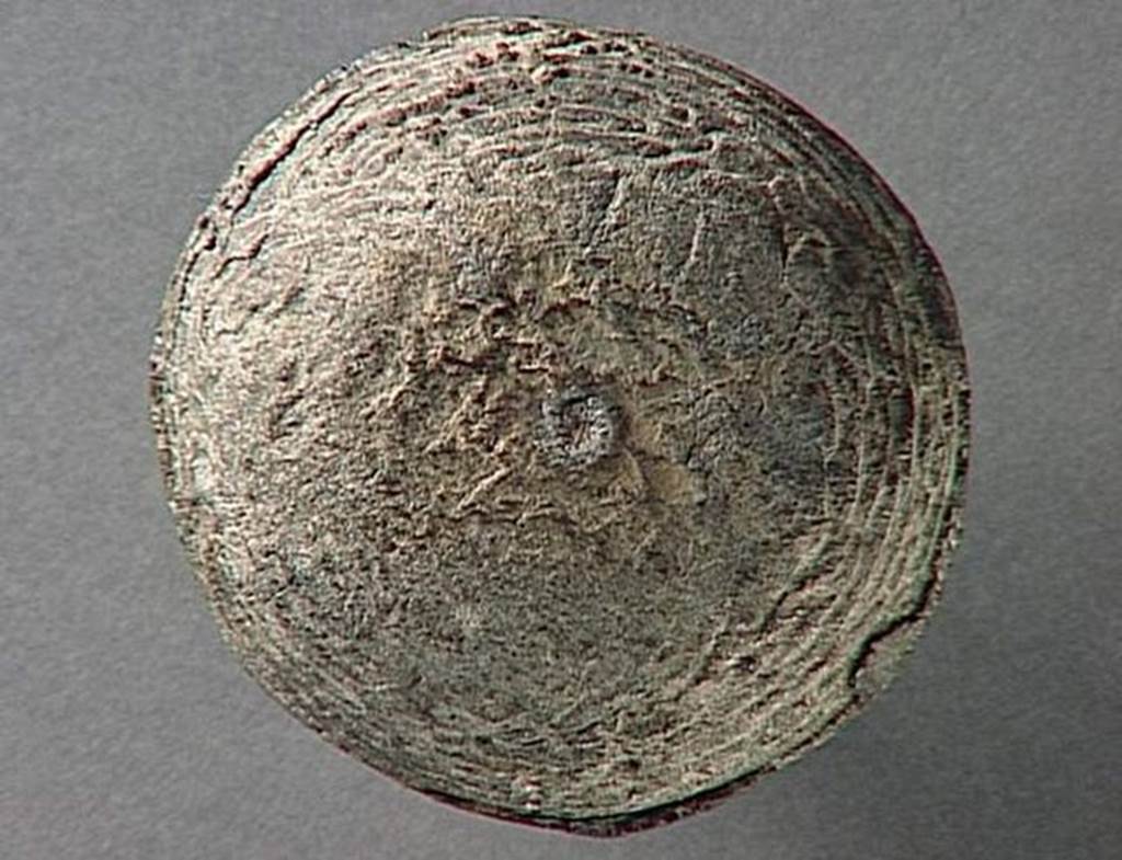 VI.9.1 Circular object with seal of lead.  Diameter 0.06m.  OA 1828 Elément circulaire, musée Condé, photo RMN © R.G. Ojeda