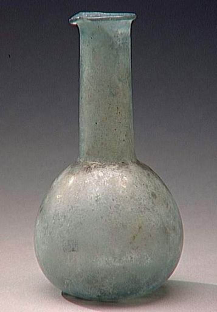 VI.9.1 Glass perfume bottle.  Height 0.170m.  OA 1832 Balsamaire, musée Condé, photo RMN © R.G. Ojeda