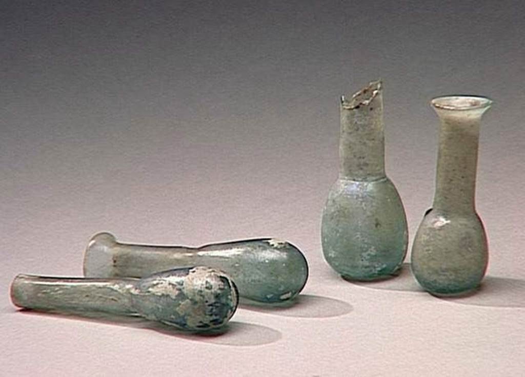 VI.9.1 Four glass perfume bottles.  OA 1833 (H 0.072m), OA 1834 (H 0.077m),  OA 1835 (H 0.1m), OA 1836 (H 0.092m).  Quattre Balsamaire, musée Condé, photo RMN © R.G. Ojeda