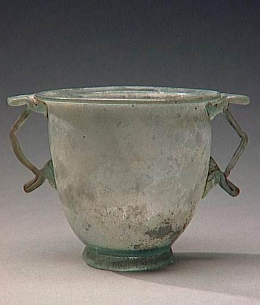 VI.9.1 Glass drinking goblet.  Height 0.077m, diameter 0.089m.  OA 1839 Skyphos, musée Condé, photo RMN © R.G. Ojeda