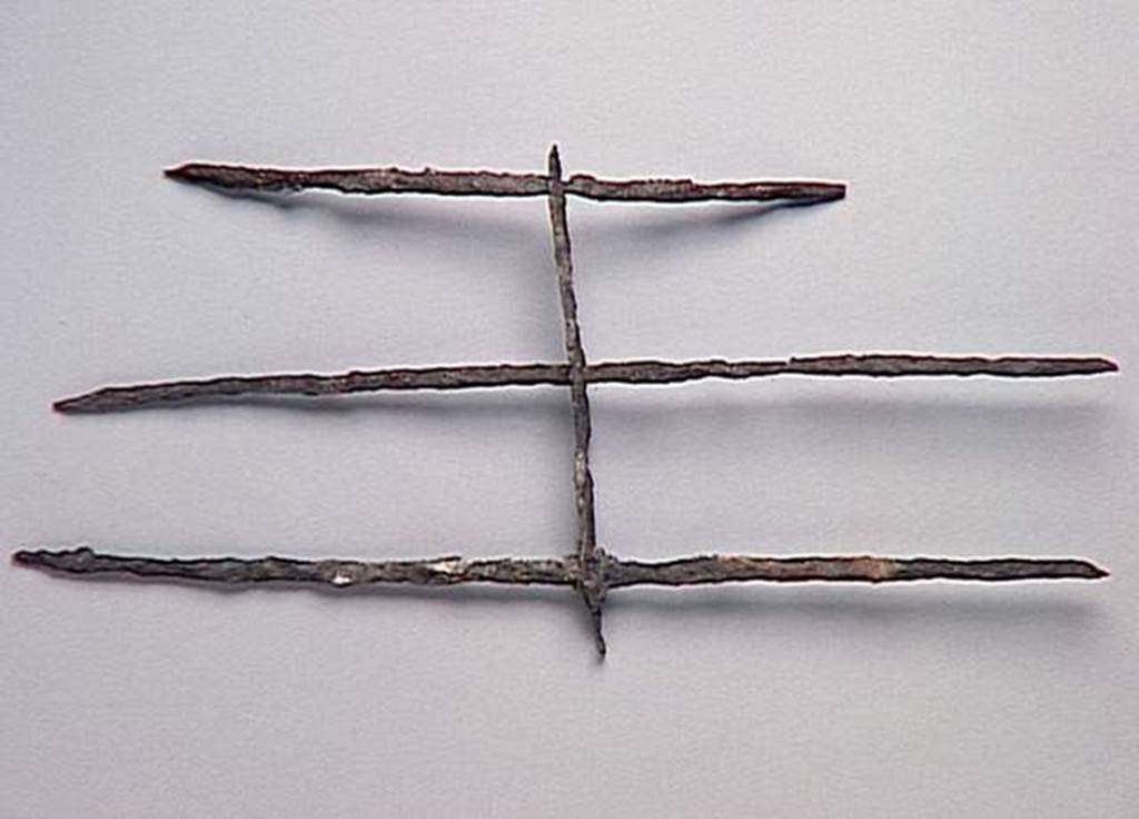 VI.9.1 Three iron bars linked by a cross piece, probably from one of the windows.  Length maximum 0.66m.  OA 1830 Barreaux, musée Condé, photo RMN © R.G. Ojeda