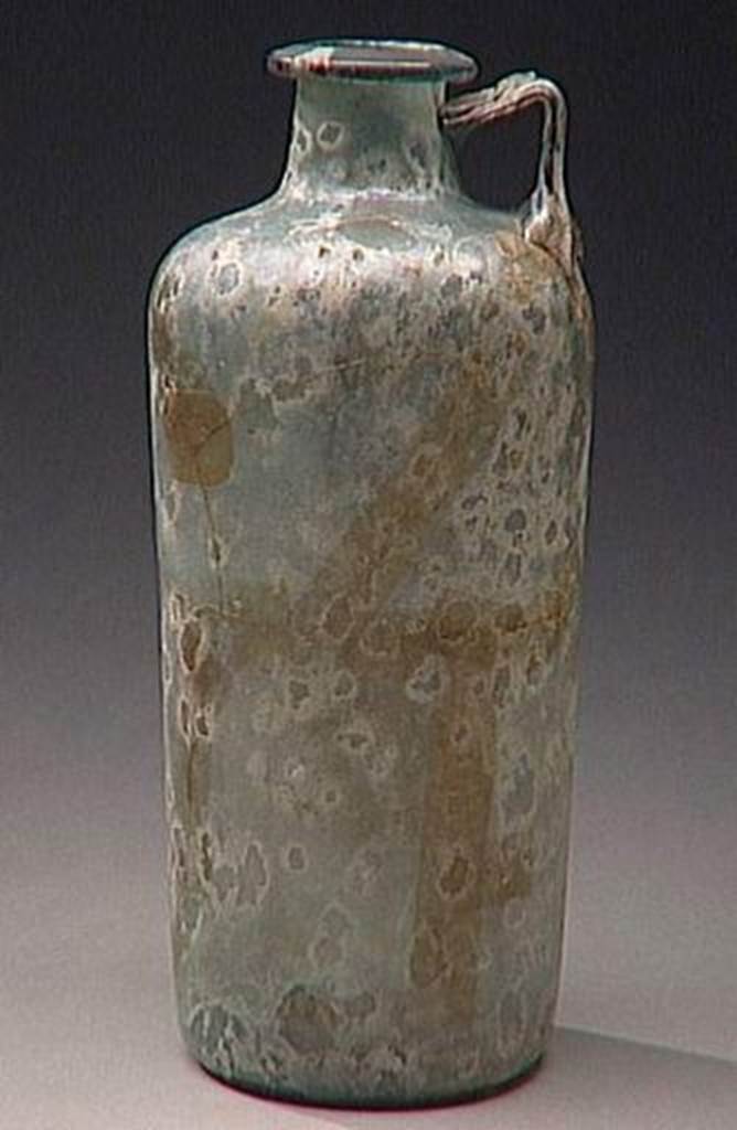 VI.9.1 Cylindrical glass jug.  Height 0.29m.  OA 1841 Cruche cylindrique, musée Condé, photo RMN © R.G. Ojeda