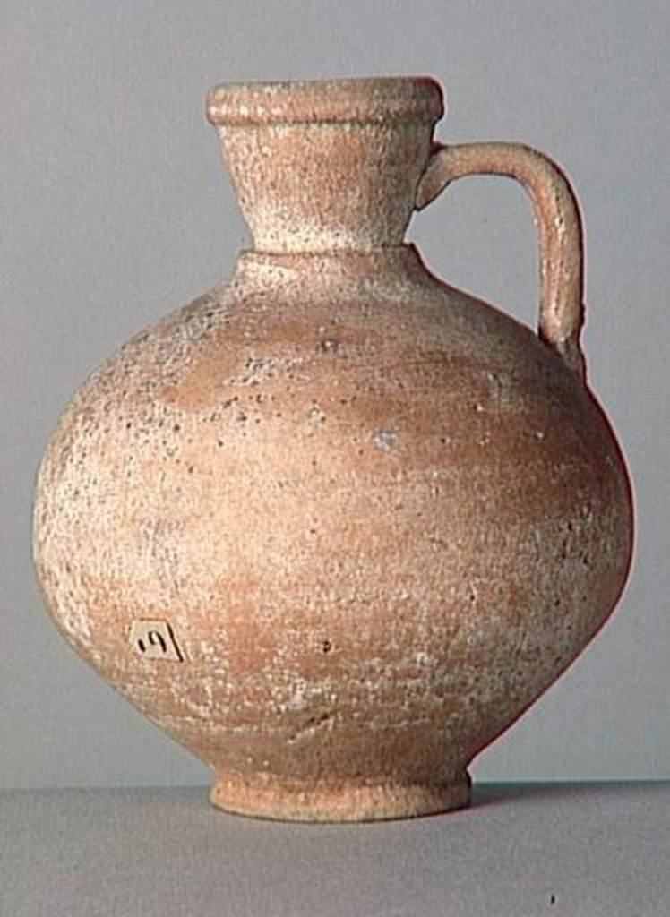 VI.9.1 Clay jug.  OA 1846 Cruche, musée Condé, photo RMN © R.G. Ojeda