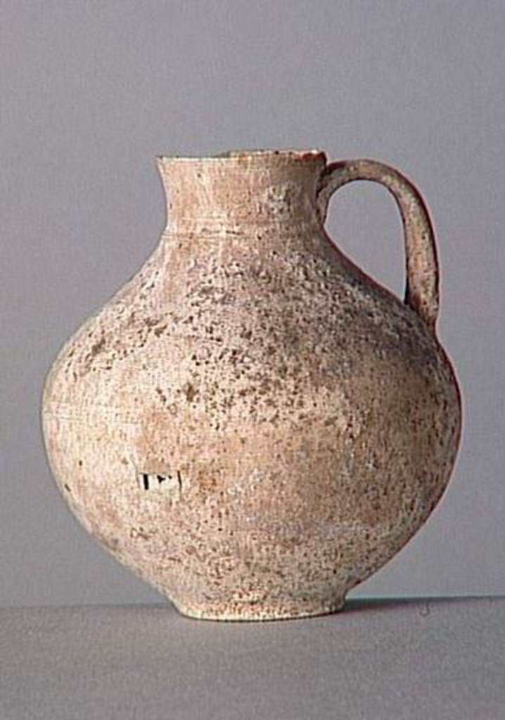 VI.9.1 Clay jug.   Height 0.085m.  OA 1853 Cruche, musée Condé, photo RMN © R.G. Ojeda