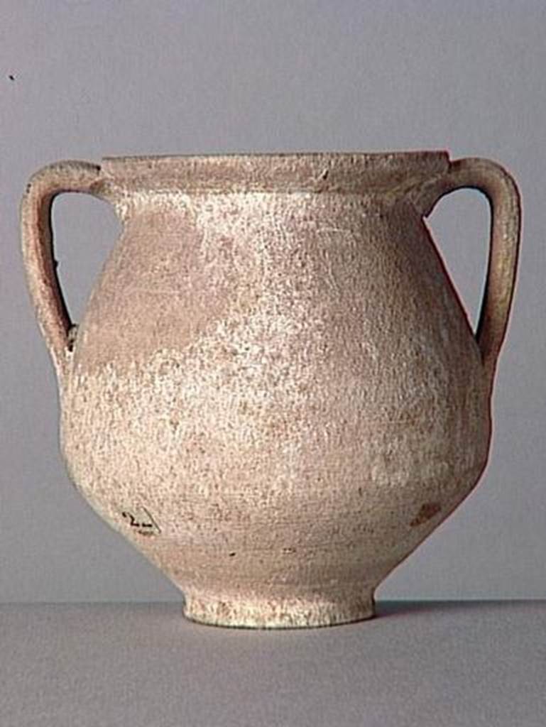 VI.9.1 Clay pot.  Height 0.12m.  OA 1854 Pot, musée Condé, photo RMN © R.G. Ojeda