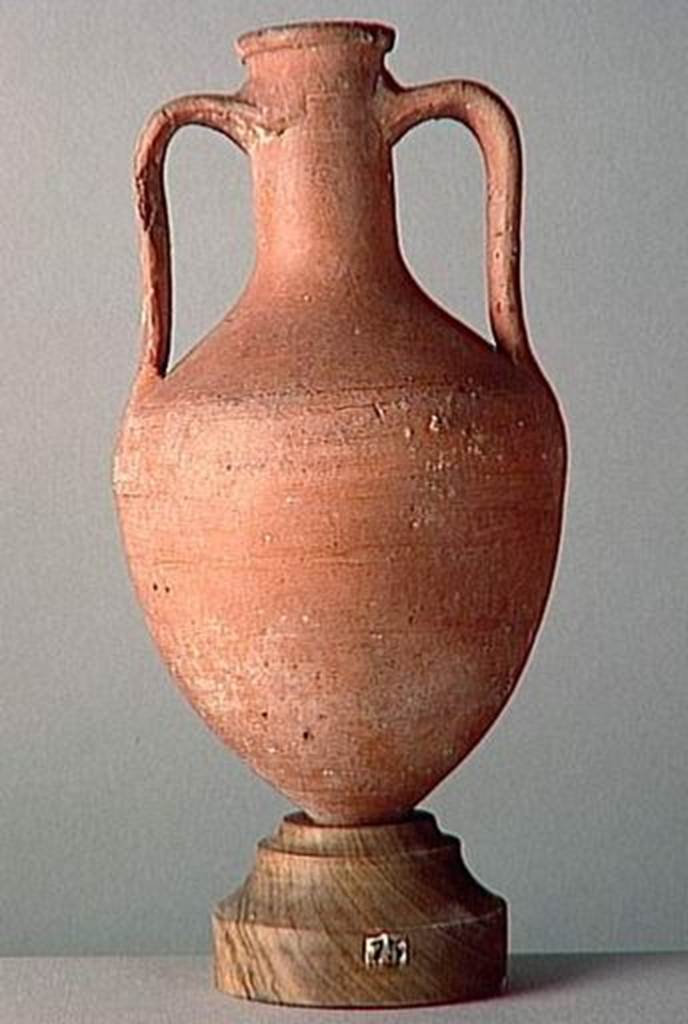 VI.9.1 Clay amphora.  Height 0.21m.  OA 1855 Amphore, musée Condé, photo RMN © R.G. Ojeda