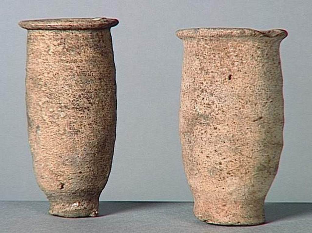 VI.9.1 Two clay cups.  Height 0.088m and 0.085m.  OA 1856 - OA 1857 Deux Godets, musée Condé, photo RMN © R.G. Ojeda