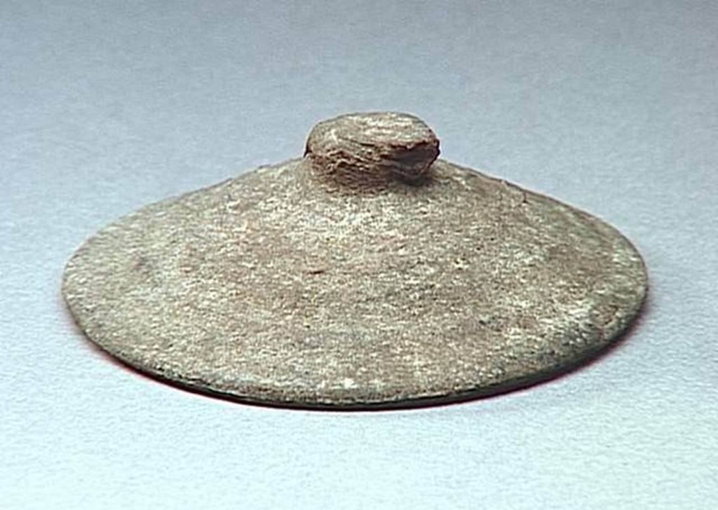 VI.9.1 Clay lid.  Height 0.004m, diameter 0.011m.  OA 1858 Couvercle, musée Condé, photo RMN © R.G. Ojeda