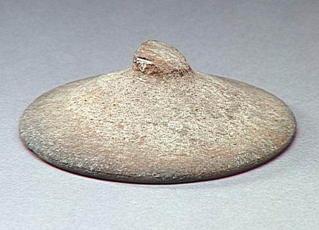 VI.9.1 Clay lid.  Height 0.004m, diameter 0.011m.  OA 1859 Couvercle, musée Condé, photo RMN © R.G. Ojeda