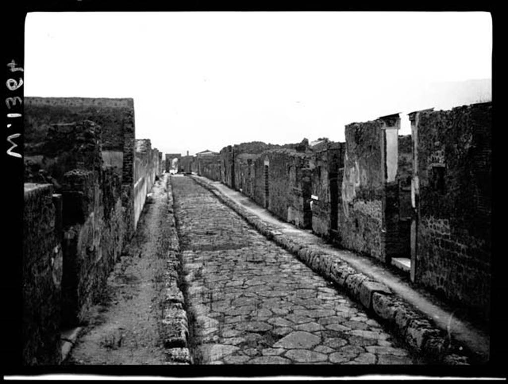 6.9.1 Pompeii, on left. W.1364. Looking south on Via Mercurio, from north end.
Photo by Tatiana Warscher. With kind permission of DAI Rome, whose copyright it remains. 
See http://arachne.uni-koeln.de/item/marbilderbestand/230455