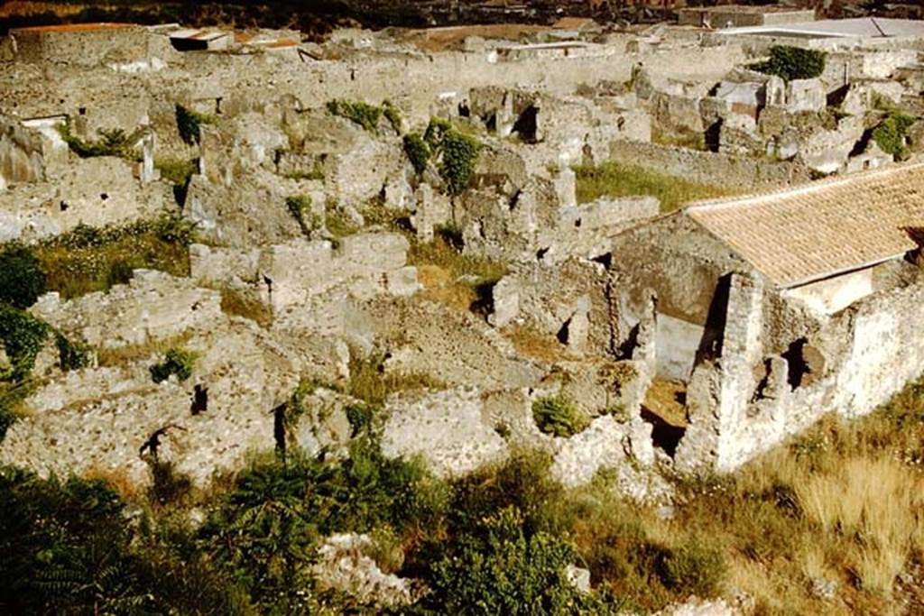 VI.9.1/14 Pompeii. 1959. Looking south-east from Tower XI towards the rear of VI.9.1, at entrance VI.9.14. Photo by Stanley A. Jashemski.
Source: The Wilhelmina and Stanley A. Jashemski archive in the University of Maryland Library, Special Collections (See collection page) and made available under the Creative Commons Attribution-Non Commercial License v.4. See Licence and use details.
J59f0589