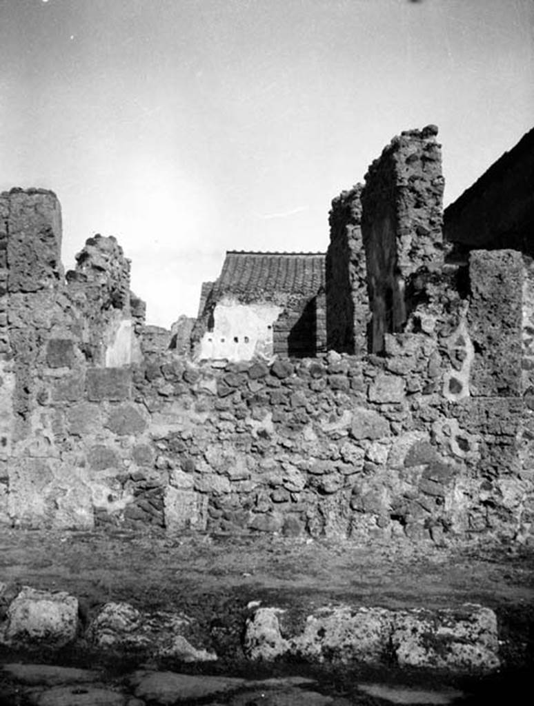 231496 Bestand-D-DAI-ROM-W.630.jpg
6.9.1 Pompeii. W 630. South end of façade on Via Mercurio. At the rear of this wall would be cubiculum room 21. The tall remaining walls on the right would be the south walls of the large triclinium, room 15.
Photo by Tatiana Warscher. With kind permission of DAI Rome, whose copyright it remains. 
See http://arachne.uni-koeln.de/item/marbilderbestand/231496