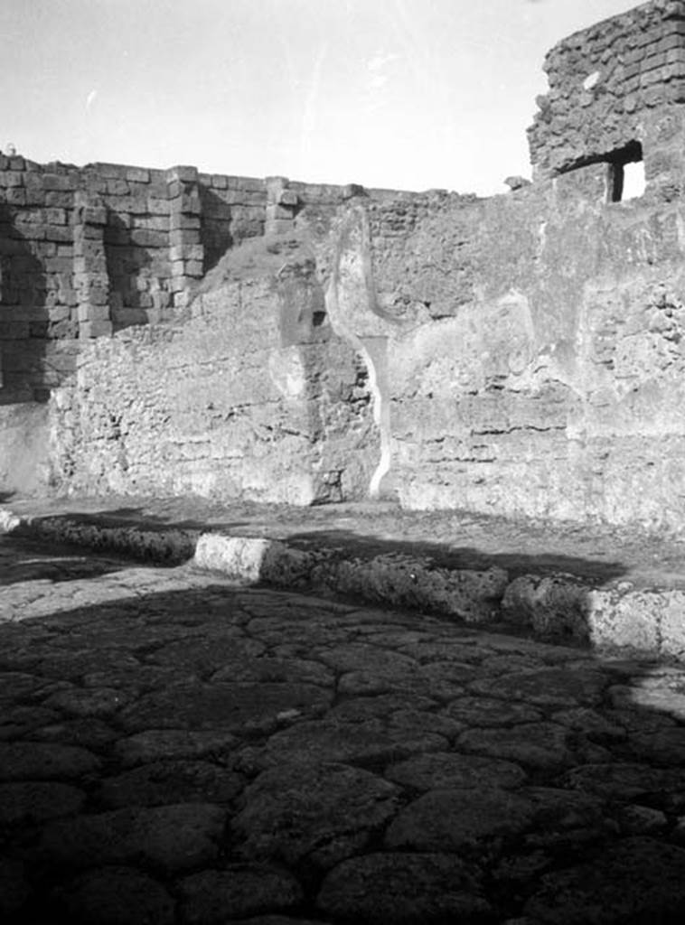 231755 Bestand-D-DAI-ROM-W.627.jpg
VI.9.1 Pompeii. W627. Looking north-east towards façade on Via Mercurio. Looking towards the entrance doorway and north wall of fauces. On the left of the doorway, a square hole in the wall for fixing a bar to barrier the door, could be seen.
Photo by Tatiana Warscher. With kind permission of DAI Rome, whose copyright it remains. 
See http://arachne.uni-koeln.de/item/marbilderbestand/231755