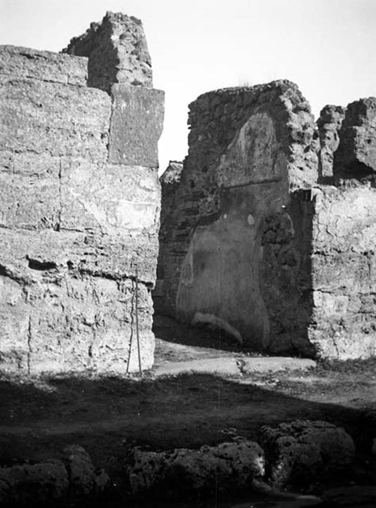 231221 Bestand-D-DAI-ROM-W.625.jpg
6.9.1 Pompeii. W625. Façade and entrance doorway, looking towards south wall of fauces.
Photo by Tatiana Warscher. With kind permission of DAI Rome, whose copyright it remains. 
See http://arachne.uni-koeln.de/item/marbilderbestand/231221