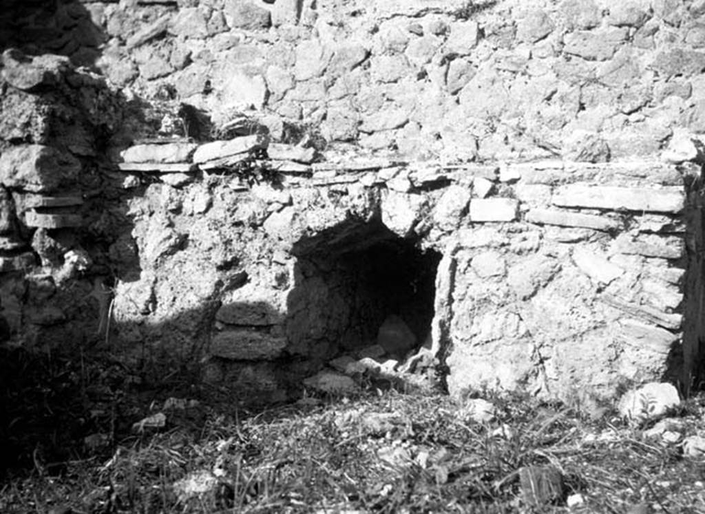 231758 Bestand-D-DAI-ROM-W.634.jpg
6.9.1 Pompeii. W634. Room 13, oven in kitchen.
Photo by Tatiana Warscher. With kind permission of DAI Rome, whose copyright it remains. 
See http://arachne.uni-koeln.de/item/marbilderbestand/231758 
According to Warscher, the small oven was leaning against the north wall. The place for the wood was faced in terracotta. This small and primitive oven could not have been a “restaurant”. It was to be supposed that this “gabinium” was rather a reunion place frequented by slaves, workmen, etc.
See Warscher, T, 1938: Codex Topographicus Pompejanus, Regio VI, insula 9: Pars prima, (no.16), DAIR, Rome.