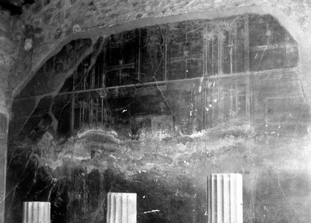 231183 Bestand-D-DAI-ROM-W.408.jpg
VI.9.2 Pompeii. W..408. Room 24, wall decoration on south wall.
Photo by Tatiana Warscher. With kind permission of DAI Rome, whose copyright it remains. 
See http://arachne.uni-koeln.de/item/marbilderbestand/231183